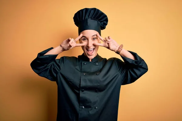 Jovem Bela Chef Mulher Vestindo Uniforme Fogão Chapéu Sobre Fundo — Fotografia de Stock