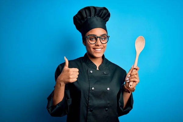 Jovem Africana Americana Chef Menina Vestindo Uniforme Fogão Chapéu Segurando — Fotografia de Stock