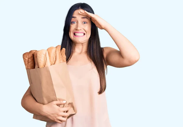 Jovem Bela Mulher Branca Segurando Saco Papel Com Pão Estressado — Fotografia de Stock