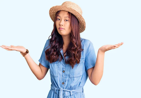 Jong Mooi Chinees Meisje Dragen Zomer Hoed Clueless Verwarde Uitdrukking — Stockfoto