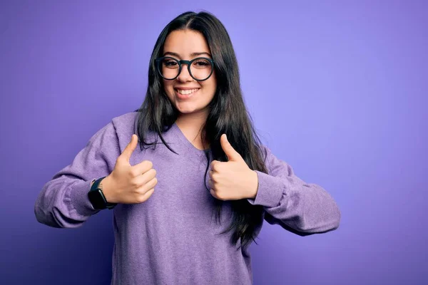 Mujer Morena Joven Con Gafas Sobre Púrpura Aislado Signo Éxito —  Fotos de Stock