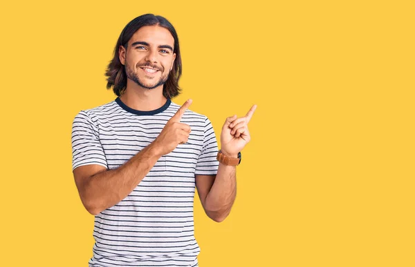 Giovane Bell Uomo Che Indossa Abiti Casual Sorridente Guardando Fotocamera — Foto Stock