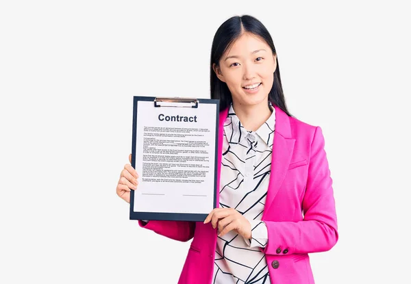 Jovem Mulher Chinesa Bonita Segurando Prancheta Com Documento Contratual Olhando — Fotografia de Stock