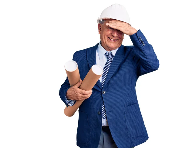 Senior Bonito Homem Cabelos Grisalhos Vestindo Arquiteto Hardhat Segurando Plantas — Fotografia de Stock