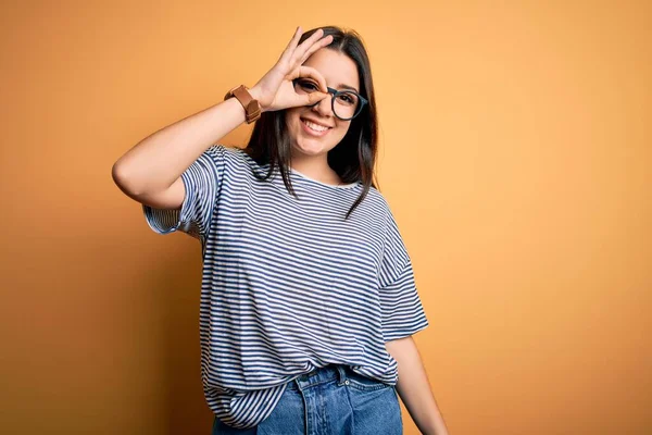 Ung Brunett Kvinna Bär Glasögon Och Marin Shirt Över Gul — Stockfoto