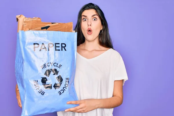 Jovem Bela Mulher Segurando Reciclar Saco Papelão Reciclagem Contêiner Para — Fotografia de Stock