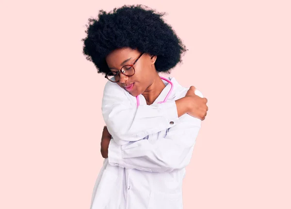 Young African American Woman Wearing Doctor Coat Stethoscope Hugging Oneself — Stock Photo, Image
