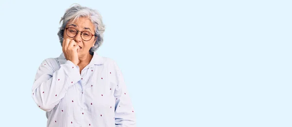 Eine Ältere Frau Mit Grauen Haaren Lässiger Businesskleidung Und Brille — Stockfoto