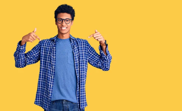 Joven Hombre Afroamericano Vistiendo Ropa Casual Gafas Que Ven Confiados —  Fotos de Stock