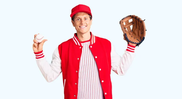 Jovem Homem Bonito Vestindo Uniforme Beisebol Segurando Golve Bola Olhando — Fotografia de Stock