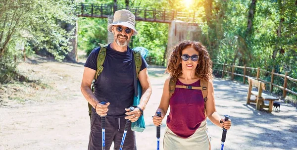 Hermosa Pareja Excursionistas Con Mochila Sonriendo Feliz Pie Con Sonrisa —  Fotos de Stock