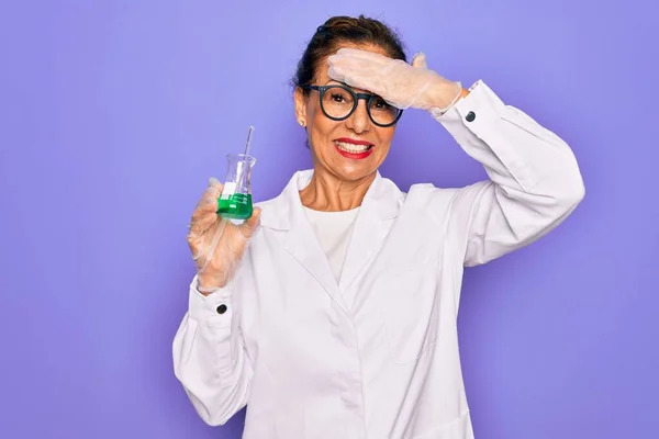 Mujer Científica Senior Mediana Edad Con Bata Laboratorio Sosteniendo Tubo —  Fotos de Stock