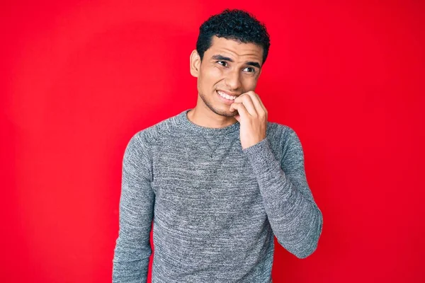 Ung Stilig Latinamerikansk Man Över Röd Bakgrund Ser Stressad Och — Stockfoto