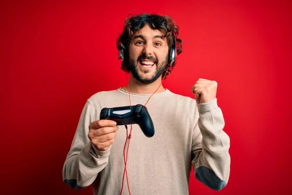 Joven Jugador Hombre Con Pelo Rizado Barba Jugando Videojuego Usando —  Fotos de Stock