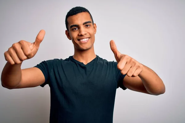 Joven Hombre Afroamericano Guapo Usando Camiseta Casual Pie Sobre Fondo —  Fotos de Stock