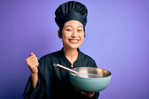 年轻美丽的中国厨师 身穿炊事服 头戴大头帽 戴着大碗 威士忌 自豪地尖叫着 庆祝胜利和成功 激动地欢呼着 — 图库照片