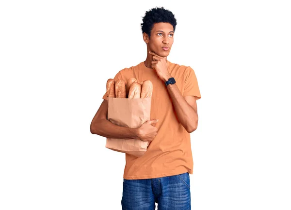 Mladý Africký Američan Držící Papírový Sáček Chlebem Dotýkajícím Bolestivého Krku — Stock fotografie