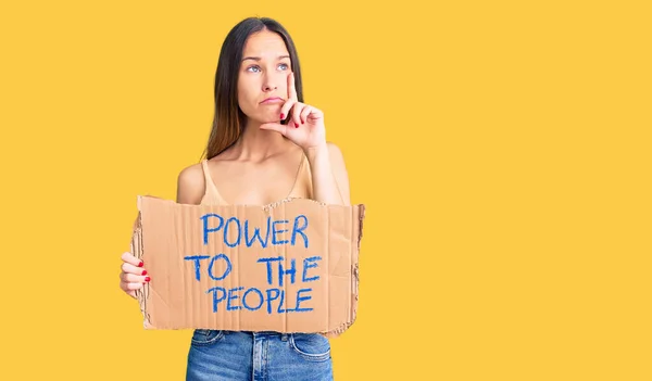 Belle Jeune Femme Brune Tenant Pouvoir Peuple Bannière Visage Sérieux — Photo