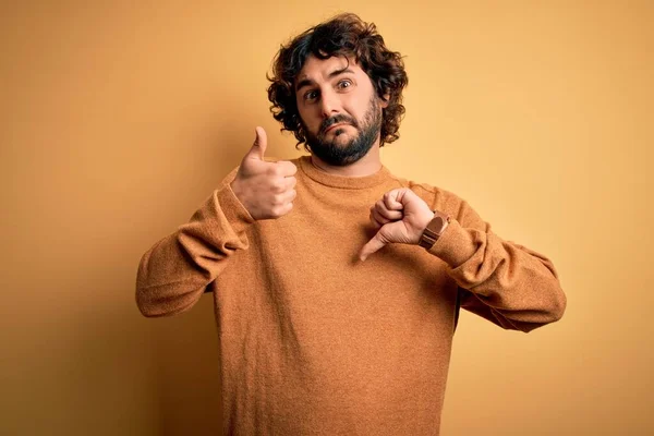 Jonge Knappe Man Met Baard Draagt Casual Trui Die Gele — Stockfoto