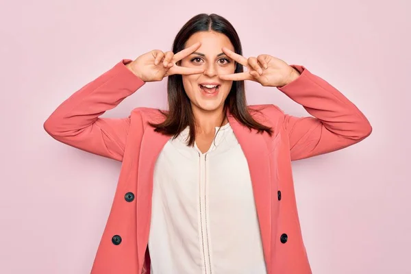 Junge Schöne Brünette Geschäftsfrau Trägt Elegante Jacke Über Isoliertem Rosa — Stockfoto