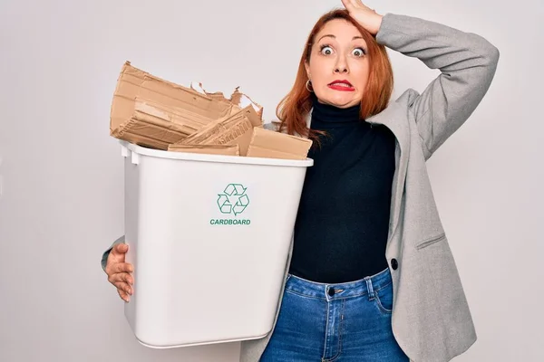 Jovem Mulher Ruiva Bonita Reciclagem Segurando Lata Lixo Com Papelão — Fotografia de Stock