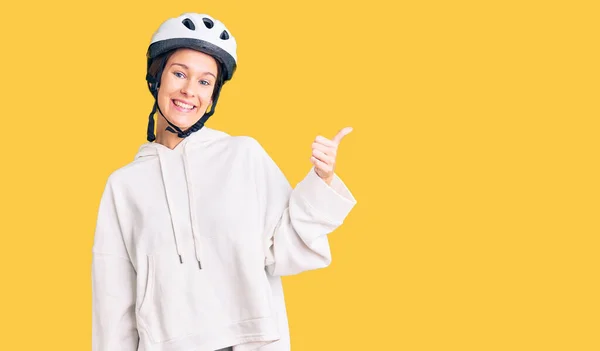 Schöne Brünette Junge Frau Mit Fahrradhelm Und Sportlicher Kleidung Lächelt — Stockfoto