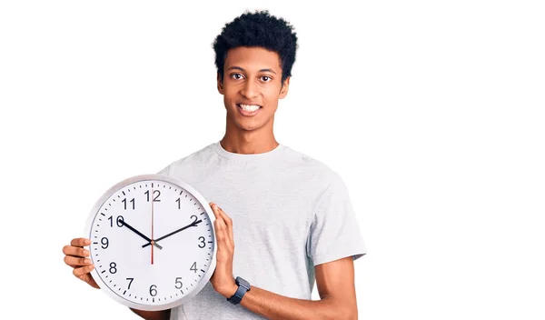 Jeune Homme Afro Américain Tenant Grande Horloge Regardant Positif Heureux — Photo