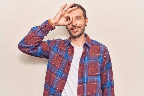 Joven Hombre Guapo Vistiendo Ropa Casual Sonriendo Feliz Haciendo Signo —  Fotos de Stock