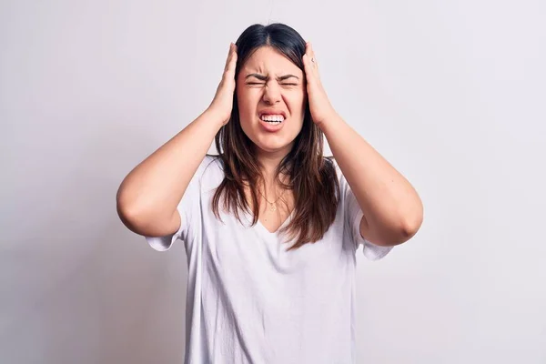 Junge Schöne Brünette Frau Lässigem Shirt Vor Isoliertem Weißen Hintergrund — Stockfoto