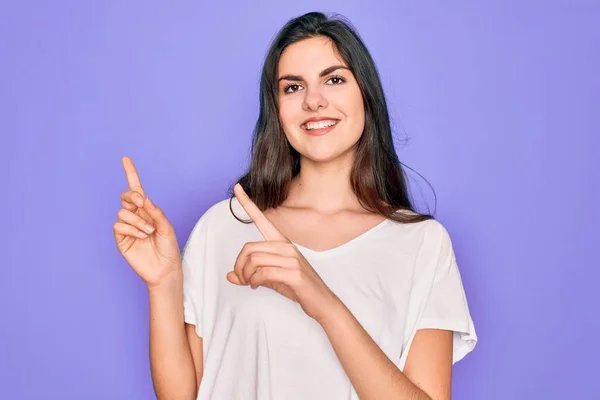 Jong Mooi Brunette Vrouw Dragen Casual Wit Shirt Paarse Achtergrond — Stockfoto