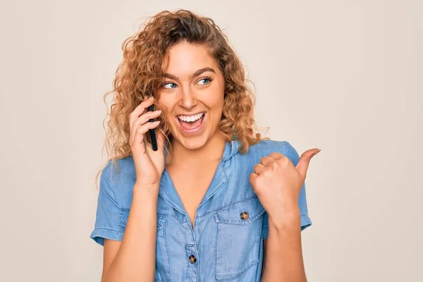 Jong Mooi Blond Vrouw Met Blauwe Ogen Hebben Gesprek Praten — Stockfoto