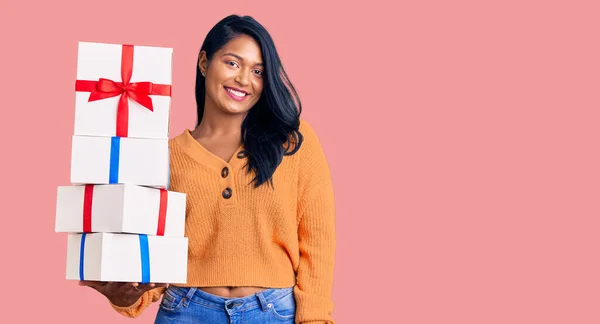 Mujer Hispana Con Pelo Largo Sosteniendo Regalos Que Parecen Positivos — Foto de Stock