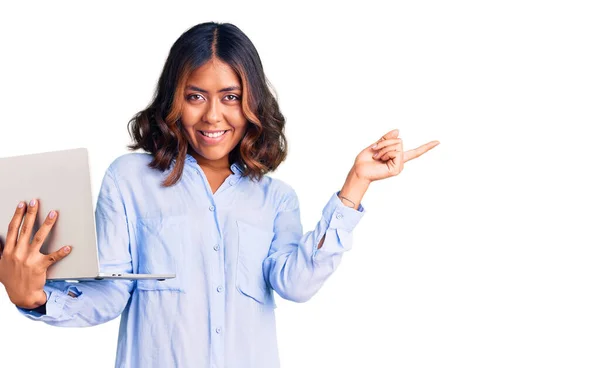 Joven Hermosa Mujer Raza Mixta Trabajando Con Computadora Portátil Sonriendo —  Fotos de Stock