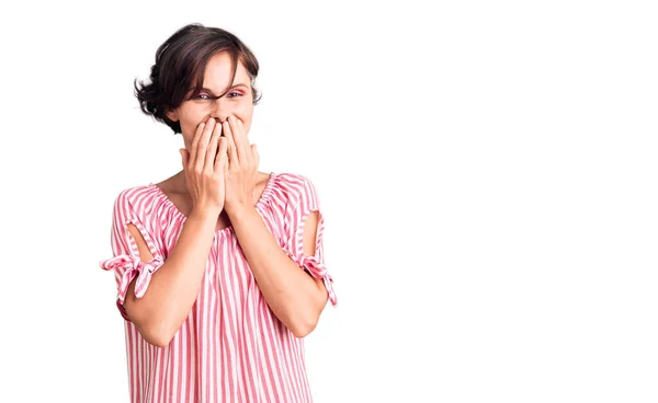 Schöne Junge Frau Mit Kurzen Haaren Lässiger Sommerkleidung Lacht Und — Stockfoto