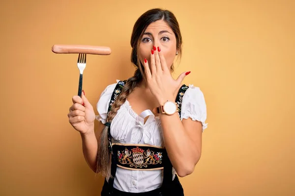 Joven Morena Alemana Vistiendo Tradicional Vestido Del Octoberfest Sosteniendo Boca — Foto de Stock