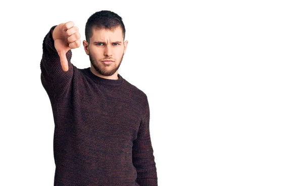 Homem Bonito Jovem Vestindo Camisola Casual Olhando Infeliz Irritado Mostrando — Fotografia de Stock