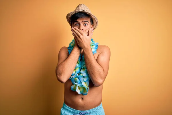 Ein Junger Gutaussehender Touristenmann Urlaub Der Badebekleidung Und Hawaiianische Lei — Stockfoto