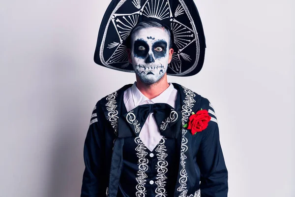 Mladý Muž Mexickém Dni Mrtvého Kostýmu Bílých Opuchlých Tvářích Legrační — Stock fotografie