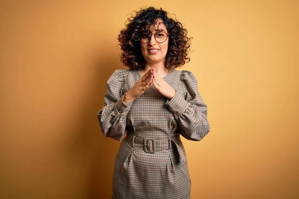Krásná Arabská Obchodní Žena Šatech Brýlích Stojící Nad Žlutým Pozadím — Stock fotografie