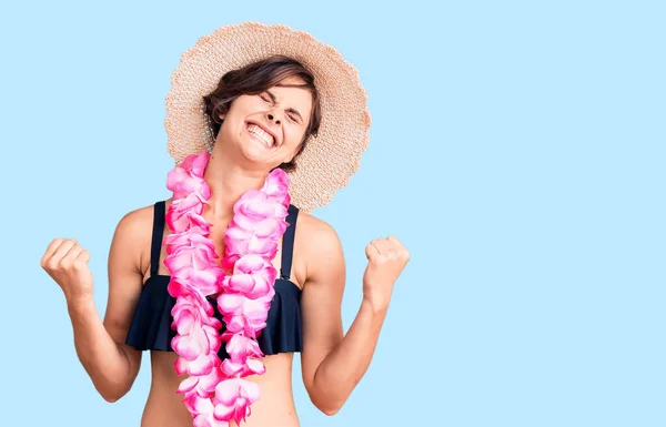 Vacker Ung Kvinna Med Kort Hår Bär Bikini Och Hawaiian — Stockfoto