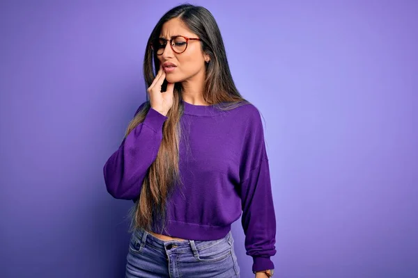 Joven Hermosa Mujer Inteligente Con Gafas Sobre Fondo Aislado Púrpura — Foto de Stock
