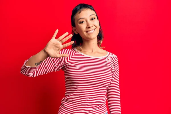 Молода Жінка Повсякденному Одязі Показує Вказує Пальцями Номер Ять Посміхаючись — стокове фото