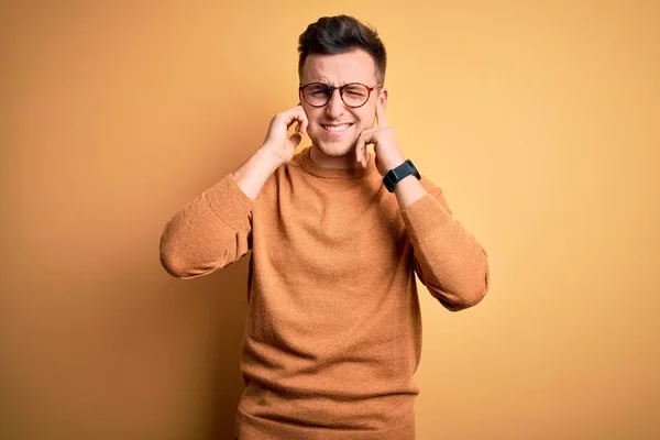 Junger Gutaussehender Kaukasischer Mann Mit Brille Und Lässigem Winterpullover Über — Stockfoto
