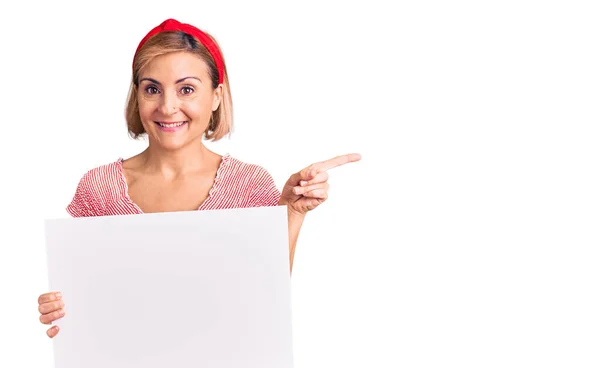 Mujer Rubia Joven Sosteniendo Blanco Banner Vacío Sonriendo Feliz Señalando — Foto de Stock