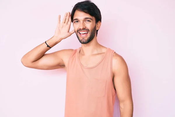 Bonito Hispânico Vestindo Roupas Casuais Sorrindo Com Mão Sobre Ouvido — Fotografia de Stock