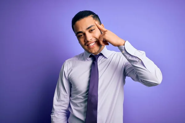 Jovem Empresário Brasileiro Vestindo Gravata Elegante Sobre Fundo Roxo Isolado — Fotografia de Stock