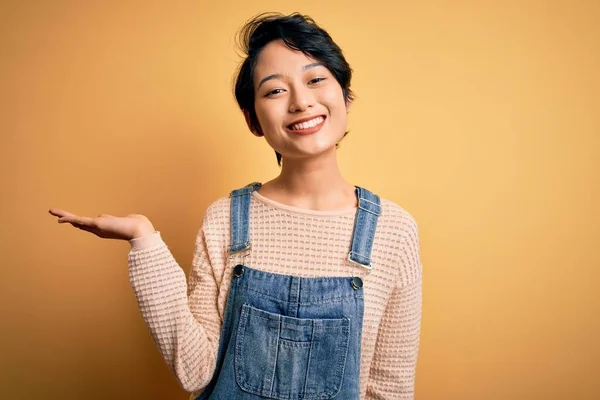 Jong Mooi Aziatisch Meisje Dragen Casual Denim Overalls Geïsoleerde Gele — Stockfoto