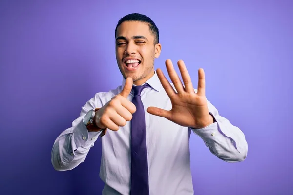 Jovem Empresário Brasileiro Vestindo Gravata Elegante Sobre Fundo Roxo Isolado — Fotografia de Stock