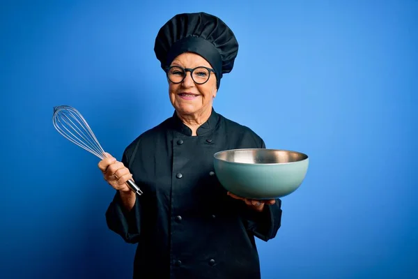 Senior Belle Femme Chef Aux Cheveux Gris Portant Uniforme Cuisinière — Photo