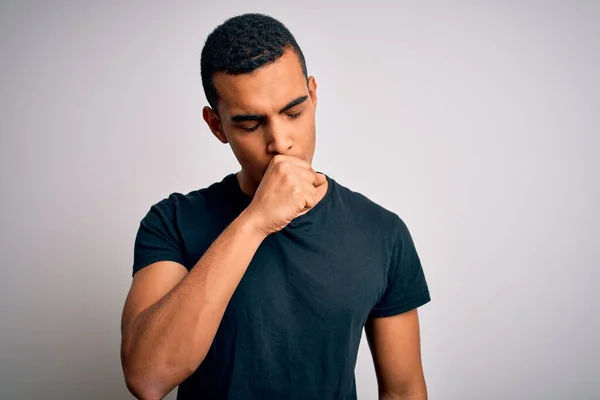 잘생긴 아프리카계 미국인 남성이 티셔츠를 감기나 기관지염 증세로 기침을 — 스톡 사진
